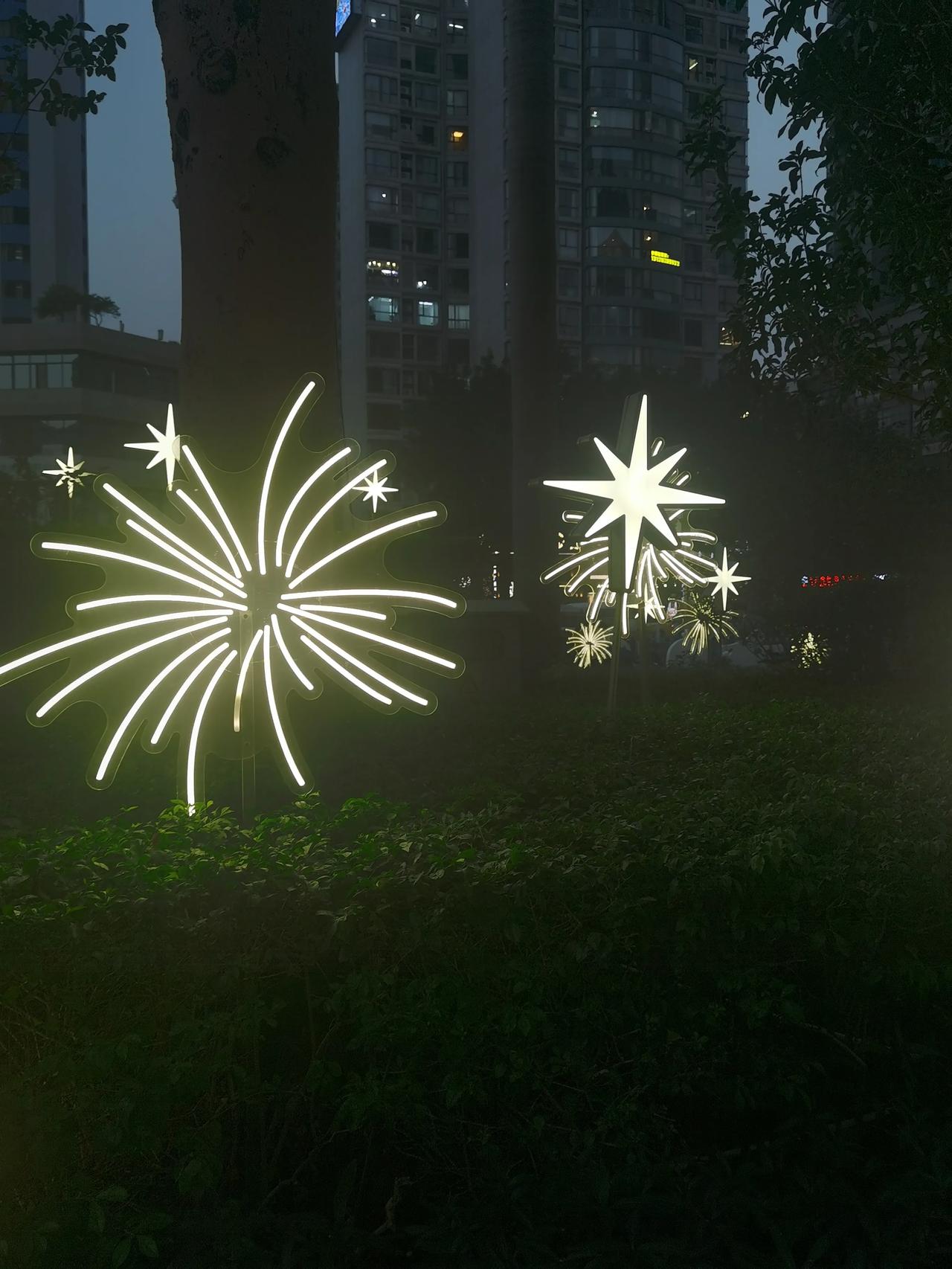 今天家族聚会，有人归来，有人即将远行。

三叔刚从异国归来，行李箱还带着远方的风