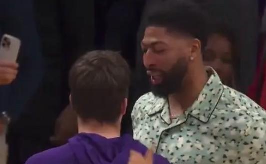 浓眉哥尴尬了！
 
洛杉矶湖人队在客场以120比101轻松拿下华盛顿奇才队后，场