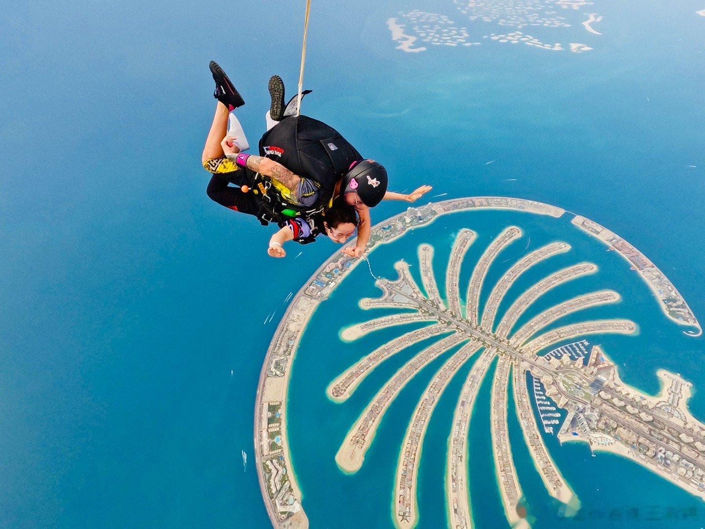 跳伞的时候不敢睁眼[doge] 脸还被吹歪了[裂开] 全世界最棒的Dubai S