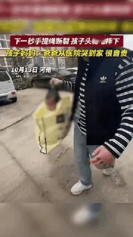 心太大！河南，一奶爸为了哄哭闹的娃，将宝宝放进了手提袋，没走几步路袋子的提绳突然