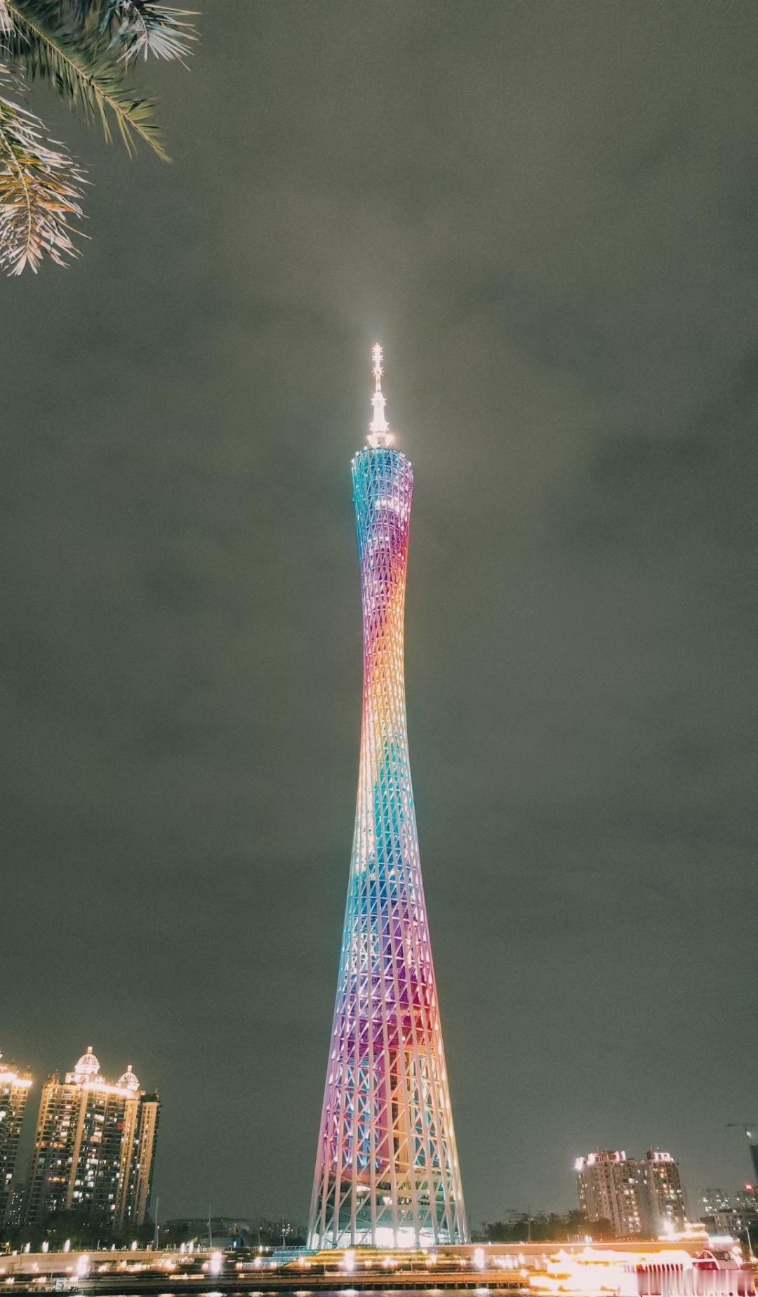 晒晒你拍夕阳西下时的美丽景色傍晚时分的小蛮腰美景，光彩夺目流光溢彩，一眼繁华广州