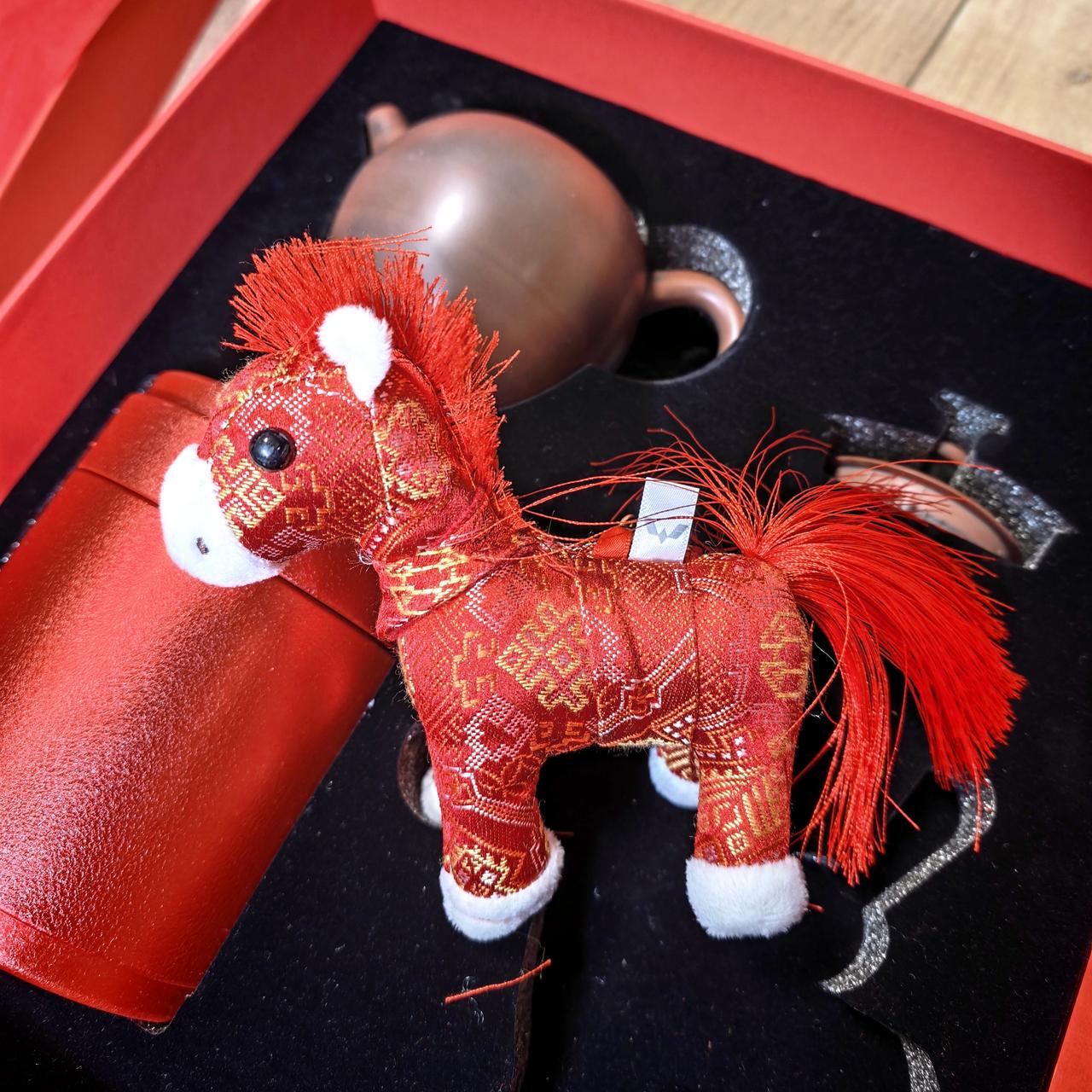 感谢五菱汽车寄来的新春礼品，坭兴陶茶壶和六堡茶黑茶都是广西特产。

茶壶是坭兴陶