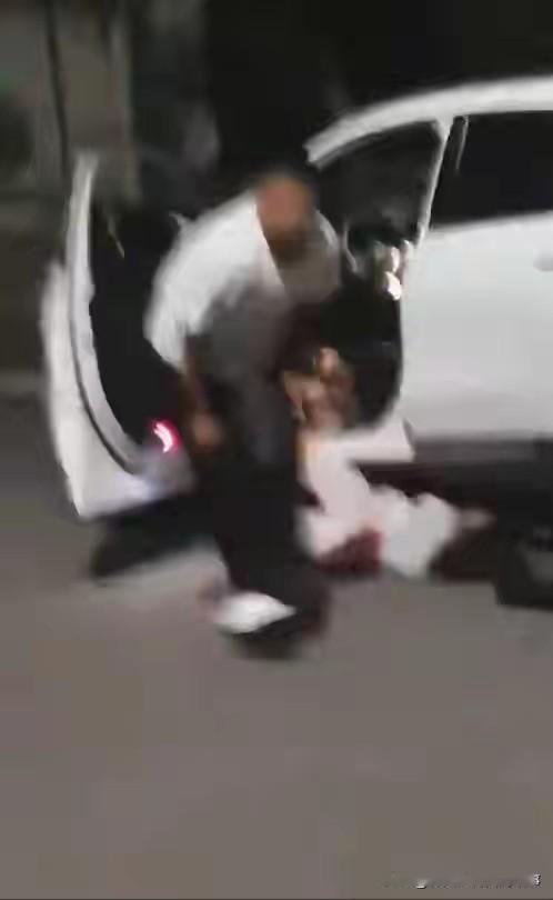 核心事件：四川广汉一女子从奔驰车滑落昏迷，同行白衣男子疑似意图不轨，路过好心人拍