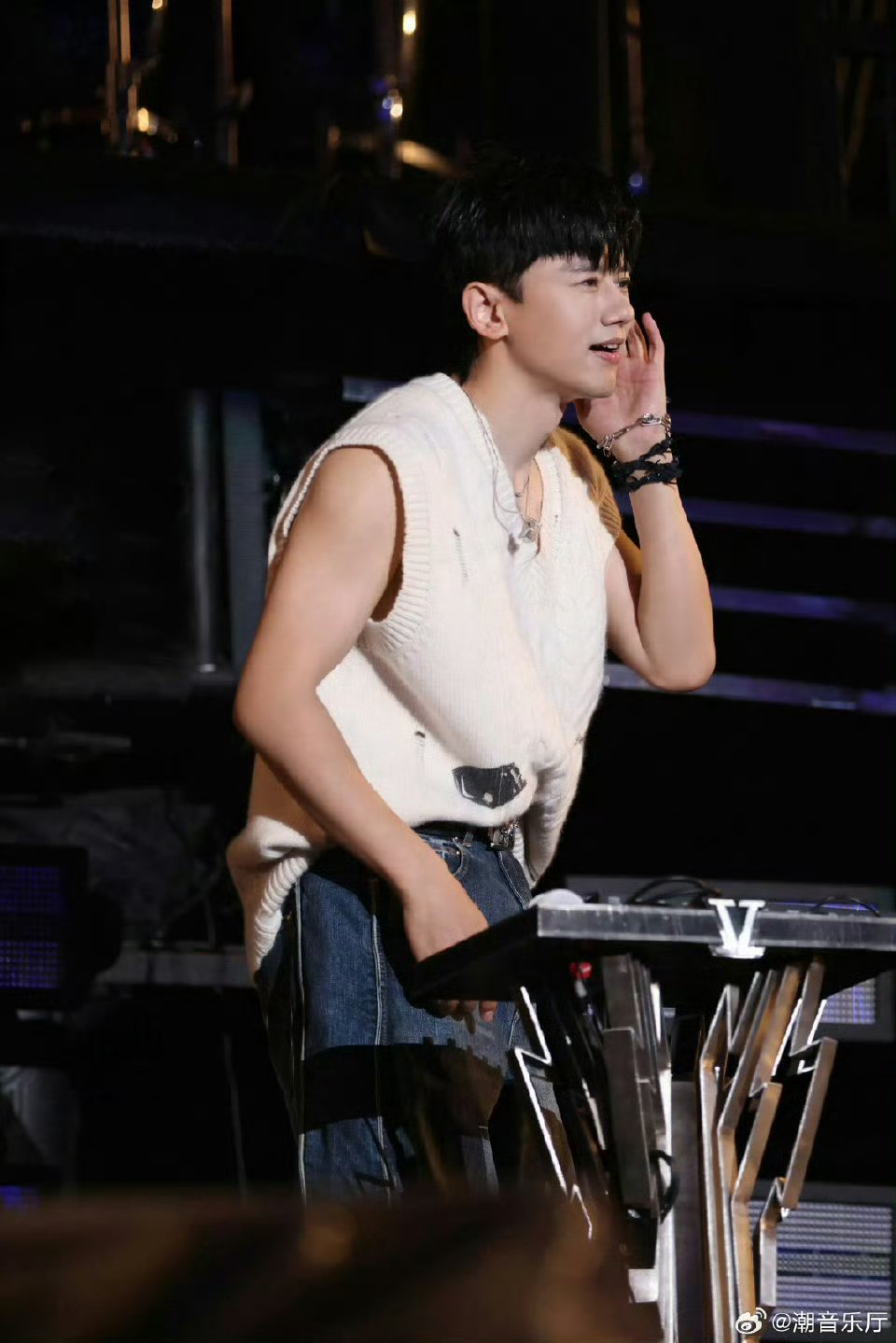 看的出来张杰很喜欢机器人了张杰对机器人小朋友的偏爱真的藏不住!彩排时像自家老父亲