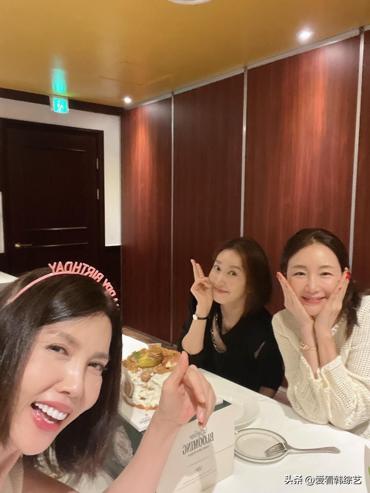4日，演员崔智友在Instagram上传了多张照片，并配文“今年又在一起了”。