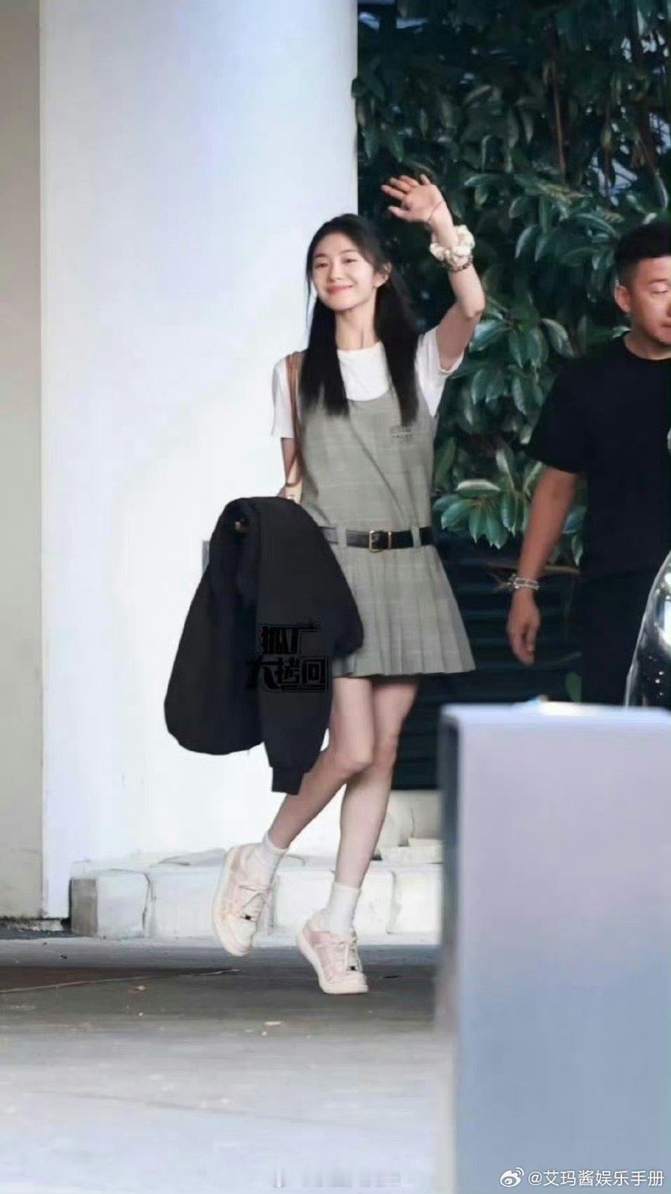 刘浩存、赵今麦出发参加MiuMiu活动，谁的状态更好 ​​​