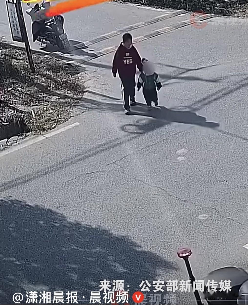 近日，浙江嘉兴10岁的男孩卜梓轩坐在爸爸行驶的车里，看到一个1岁的小宝宝自己摇摇