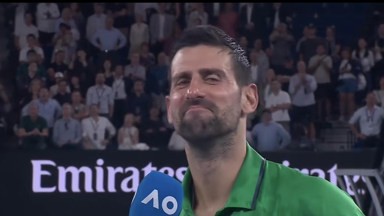 德约进决赛：有谁注意到他赛后的泪水！
赛后的德约科维奇，在记者递过来的话筒前，沉