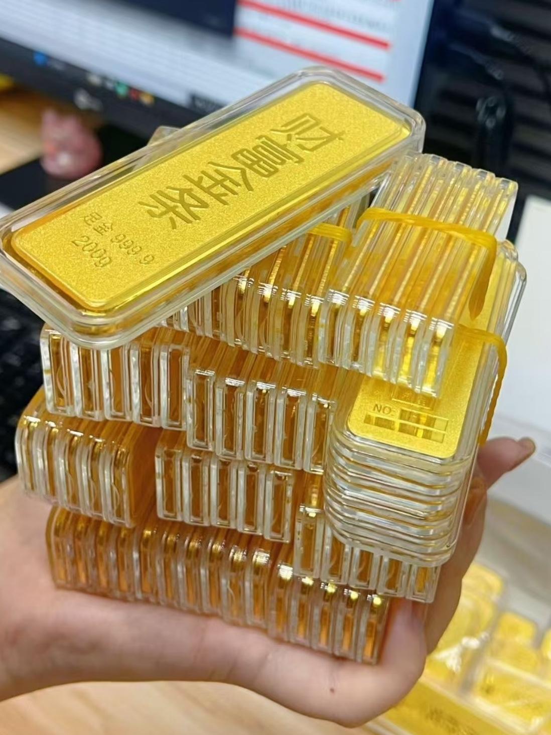 手里有黄金的人，
今天估计都血压飙升了吧，
6月30日，金价直接从879猛跌到了