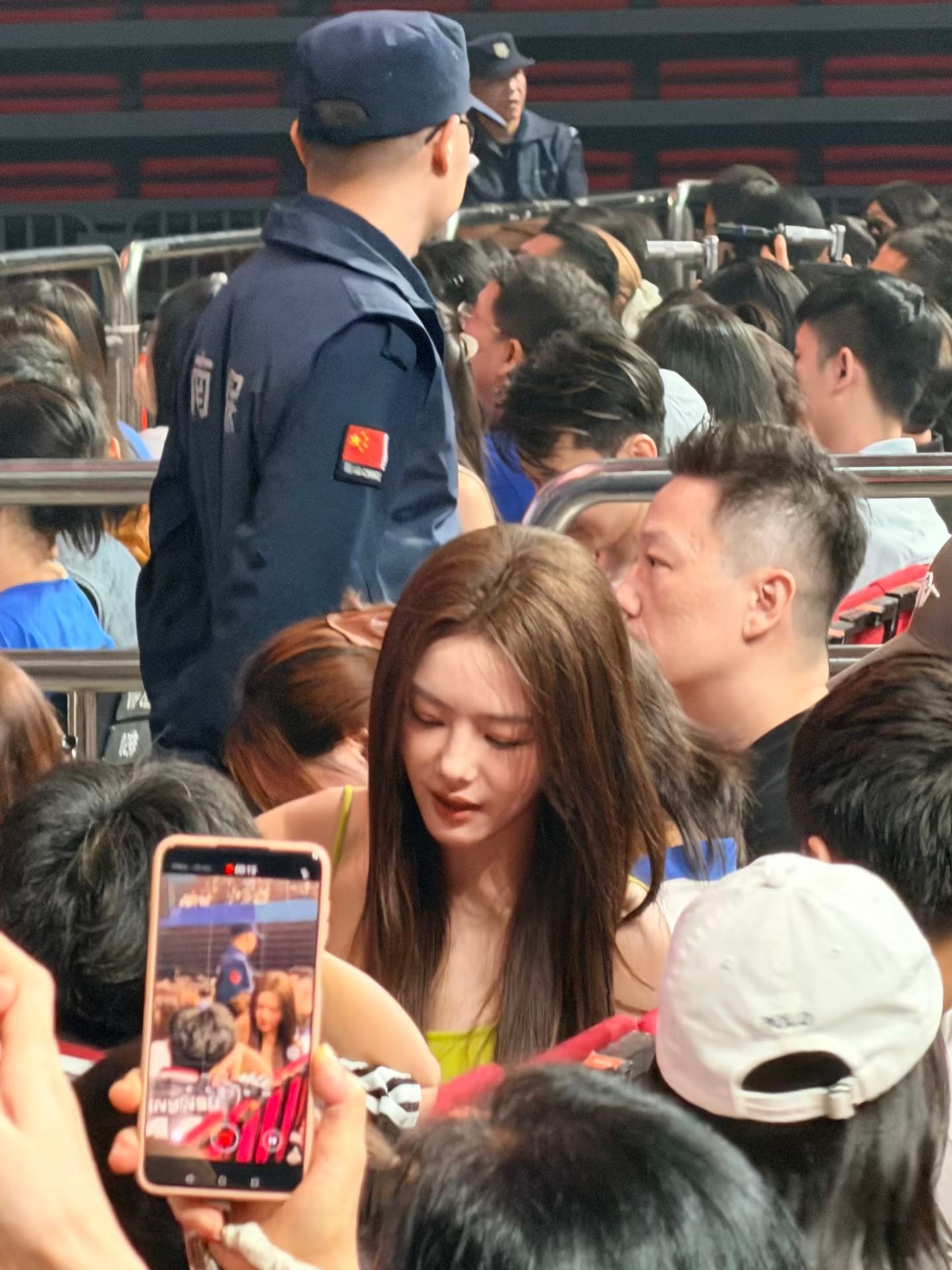 蔡文静去了任素汐演唱会蔡文静现场观众拍到蔡文静来看任素汐演唱会，低调坐在台下听歌