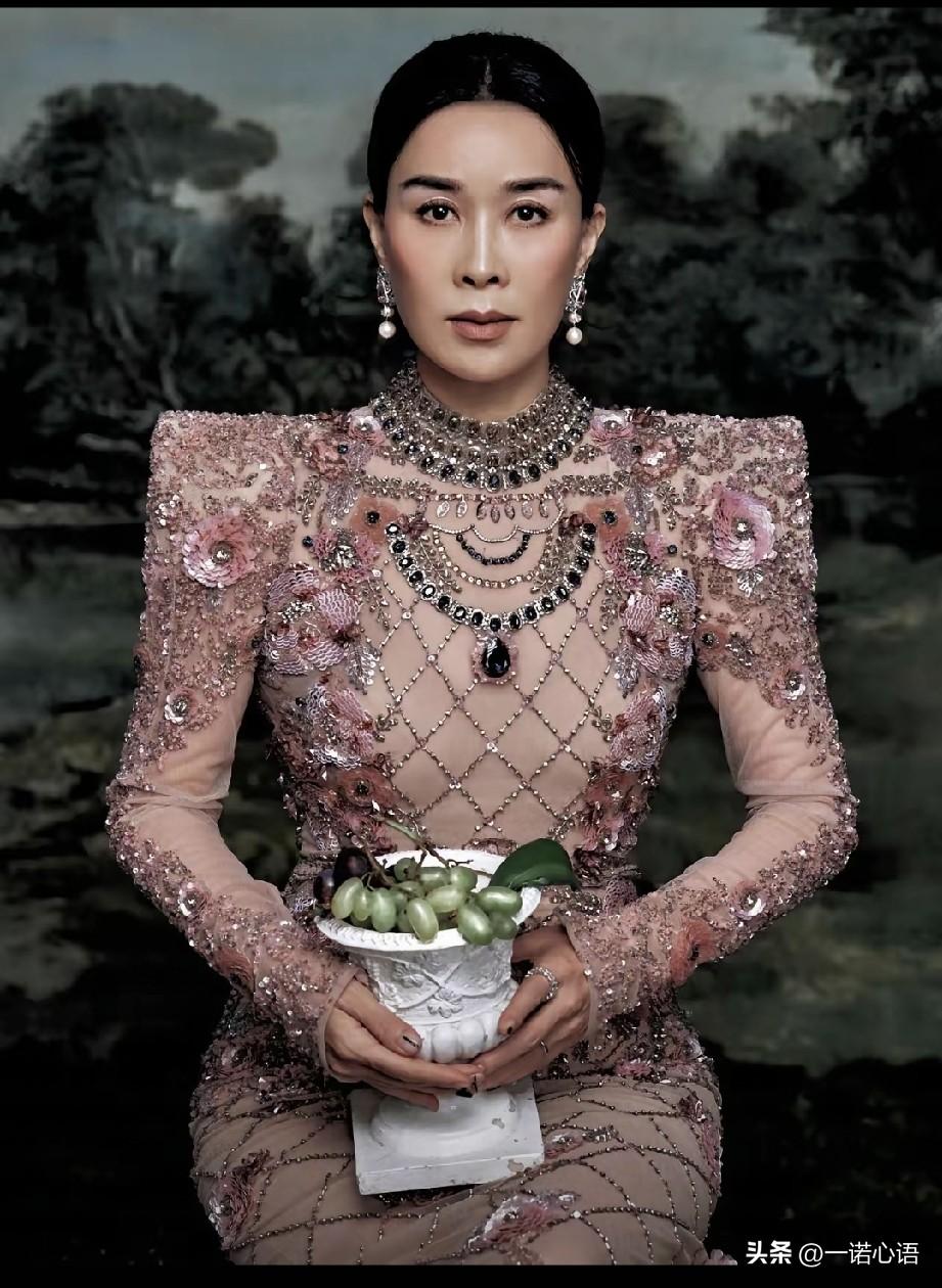 看那英这张脸与慈囍的相似度，你就会深深体会到叶赫那拉家族的基因，是真强大！
那英