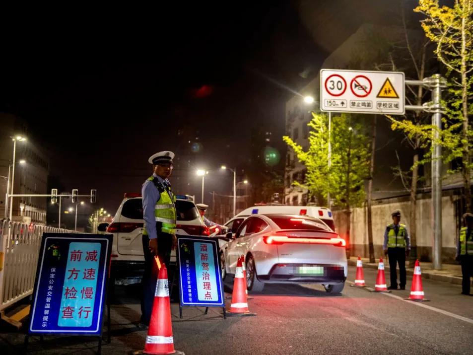 【河北交警持续严查酒驾醉驾等交通违法行为】国庆长假，走亲访友、聚餐聚会活动增多，