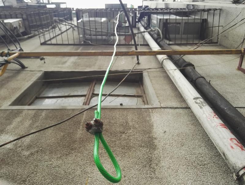 现在的商家为防“蹭穿”与恶意退货真是煞费苦心，推出了超半米的“防盗绳”。之前商家