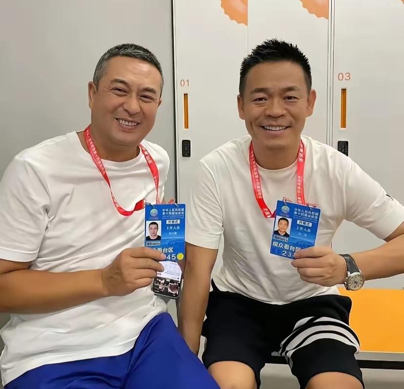 当年导演嫌弃孙浩是歌手，不会演戏。现在看《主角》，多少人被苟师那身白衣、那口吹火