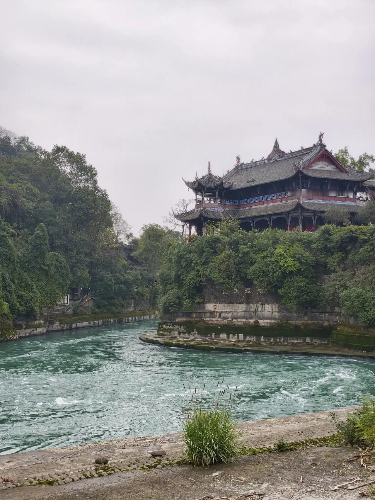寒潭伏龙
        ——南木子
寒潭伏龙宝瓶口，
汹涌波涛可放收。
历经红