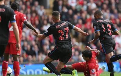 【英超-锋线双煞进球杰拉德破门 利物浦半场3-0领先】利物浦第13分钟取得领先，