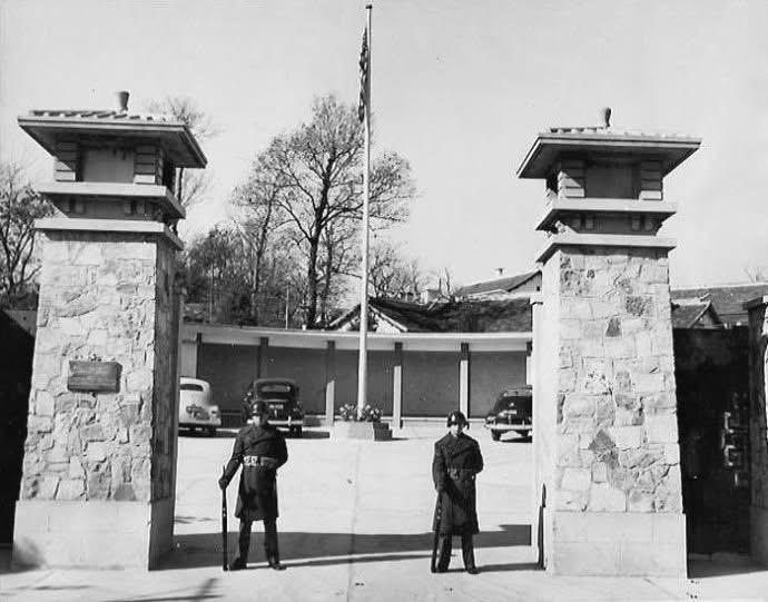 这不是土耳其军队，而是1948年解放前夕，美国海军陆战队在南京驻华大使馆正门执勤