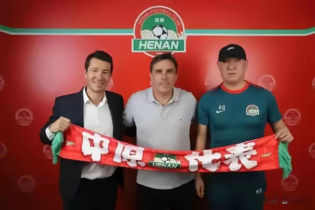 续约两年！
河南俱乐部酒祖杜康与主教练丹尼尔拉莫斯和体育总监贝拉续约两年！