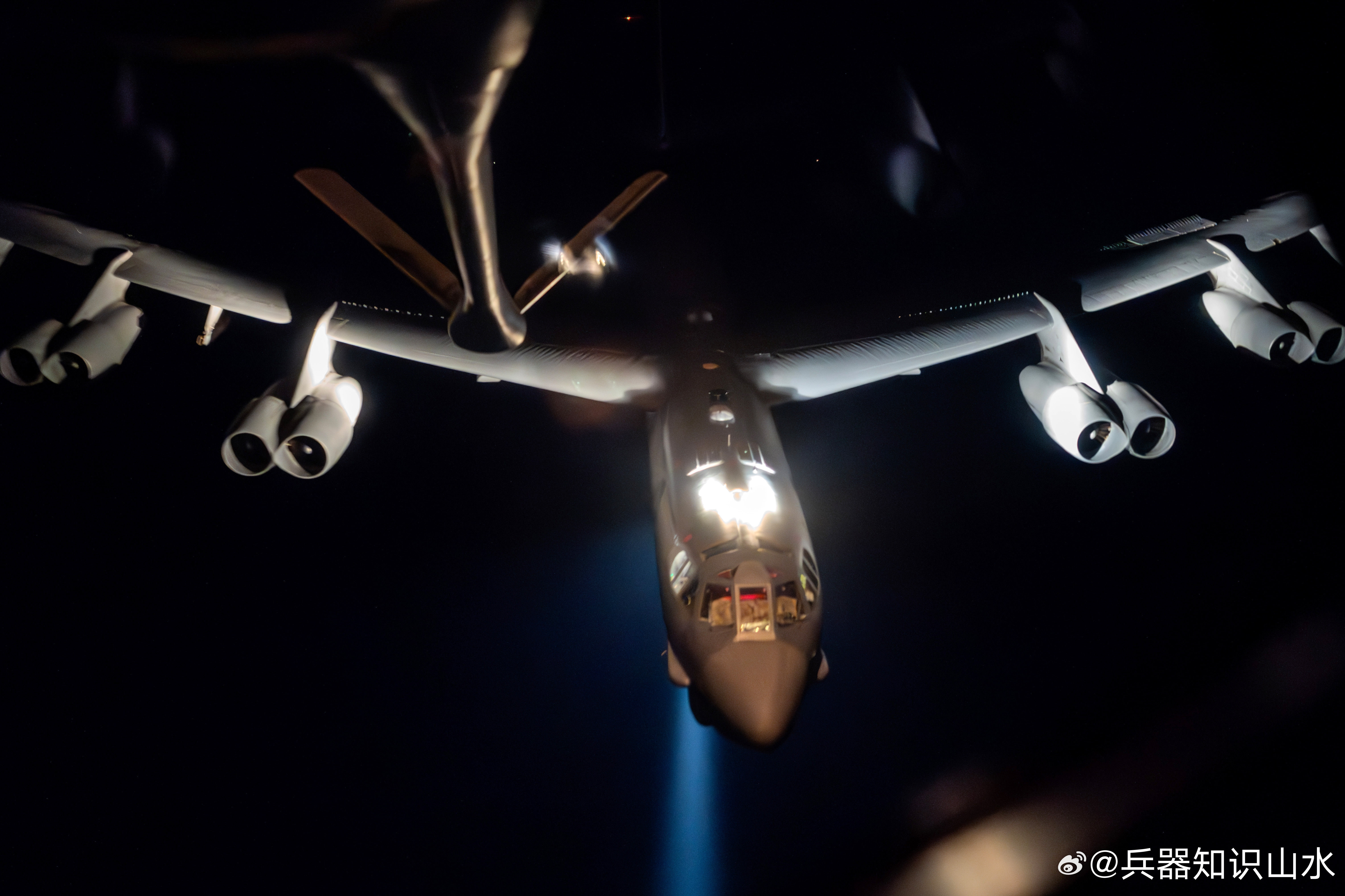 【 兵器欣赏 ： 桌面兵器    “同温层堡垒”的空中进食——美国B-52H战略