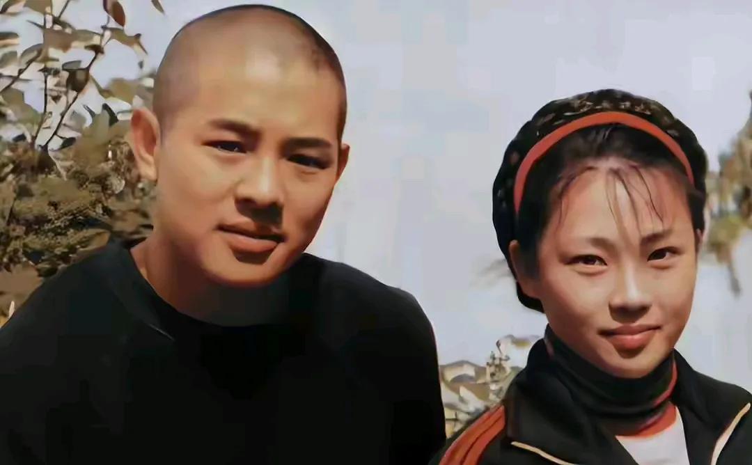 其实李连杰和黄秋燕属于同种类型的人，都是愿得一人心，白首不相离。黄秋燕够爱李连杰