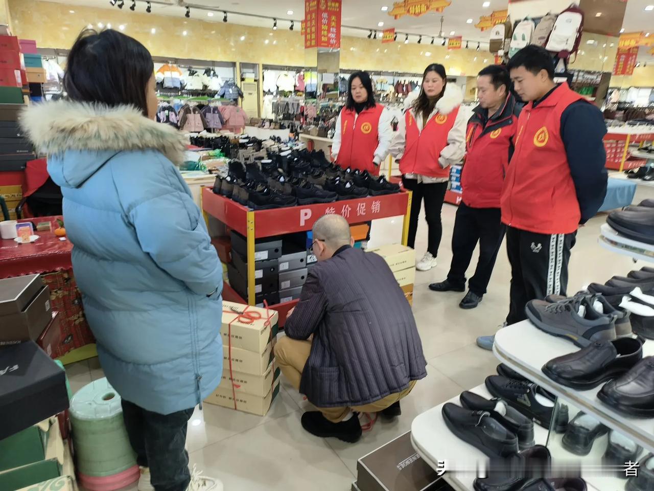 运动鞋暖脚更暖心，爱心人士向志愿者赠鞋

      “最近天气比较冷，志愿者们
