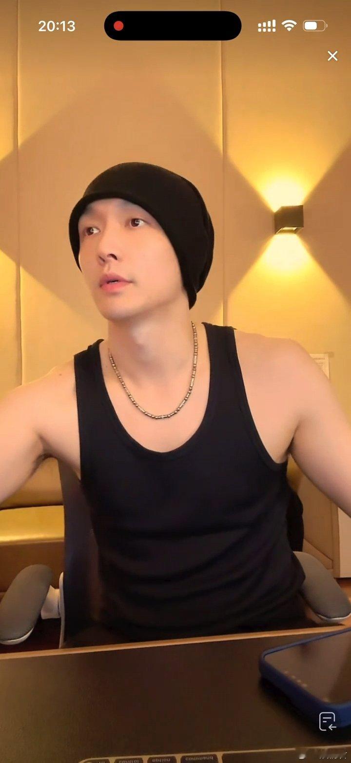 周杰伦给张艺兴写了首歌张艺兴新歌是周杰伦写的周杰伦给张艺兴写了首歌！这样听就很好