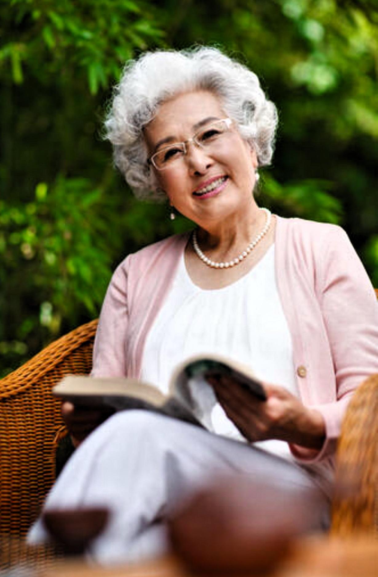 心若阳光，处处都是美好。
生活中的美好总是不期而遇，出门遛弯、散步，看到美丽的花