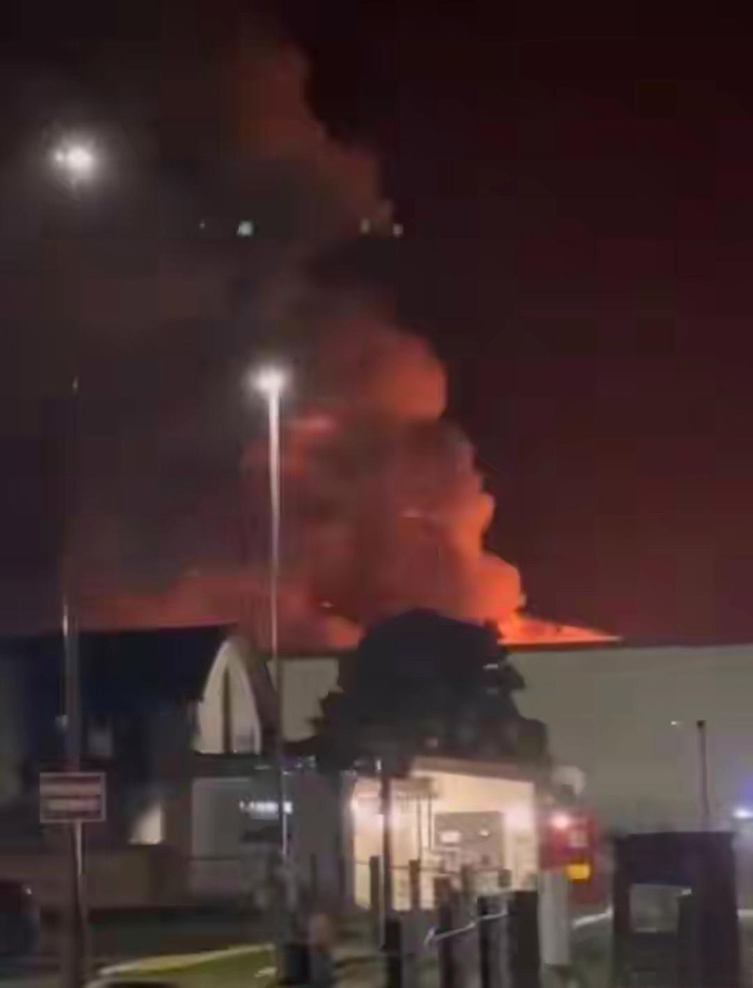 一把火烧出美军“命门”：拳头再硬，地基也是借的


凌晨英国费尔福德空军基地突发