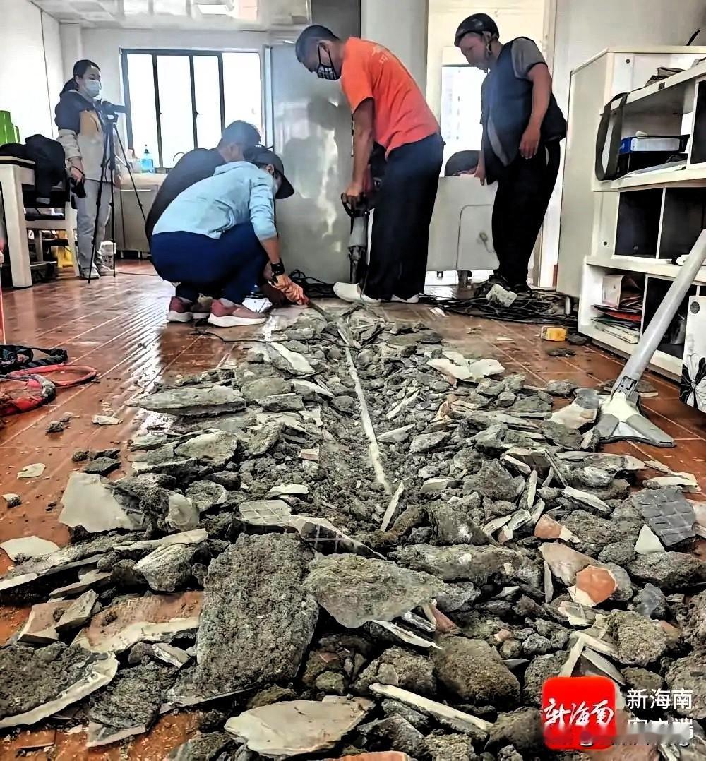 越想越气！海口八旬老人被物业冤枉漏水淹楼下，被逼赔偿缴物业费，愁到落泪竟要砸地板