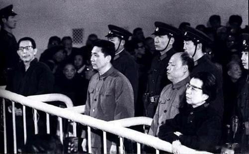 

1976，叶剑英接到消息，张春桥的弟弟经常去北京军区坦克六师，这让叶剑英很不
