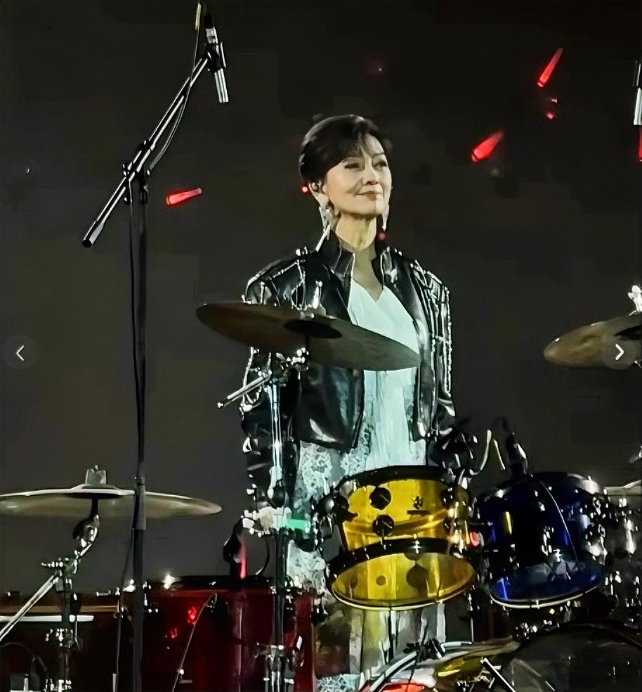 我婆婆看了赵雅芝的最新视频

72岁的赵雅芝在台上穿皮衣打架子鼓

她叹了一口气