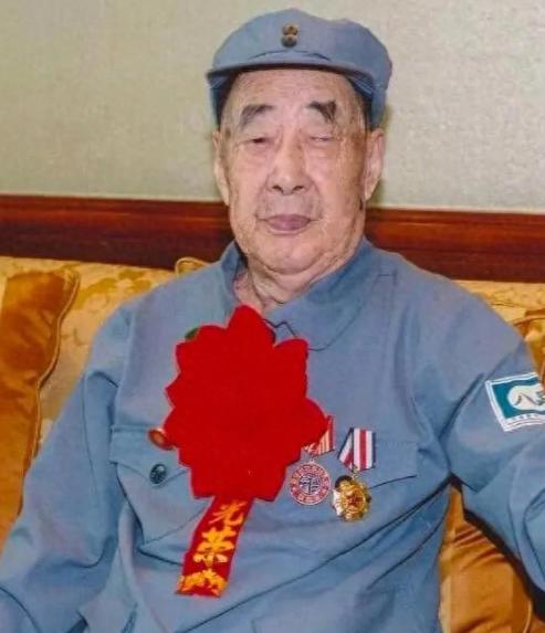 许家印的父亲许贤高，是一位老八路。老人出殡那天，许家印没露面，后事全是哥哥许家钦