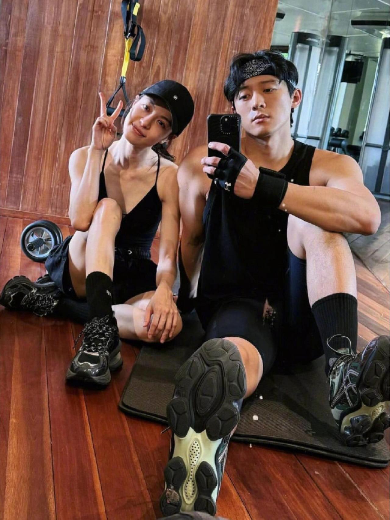刘畊宏夫妇要小心了！
娱乐圈比他们更会运动的明星情侣来了。
女的美，男的帅，网友