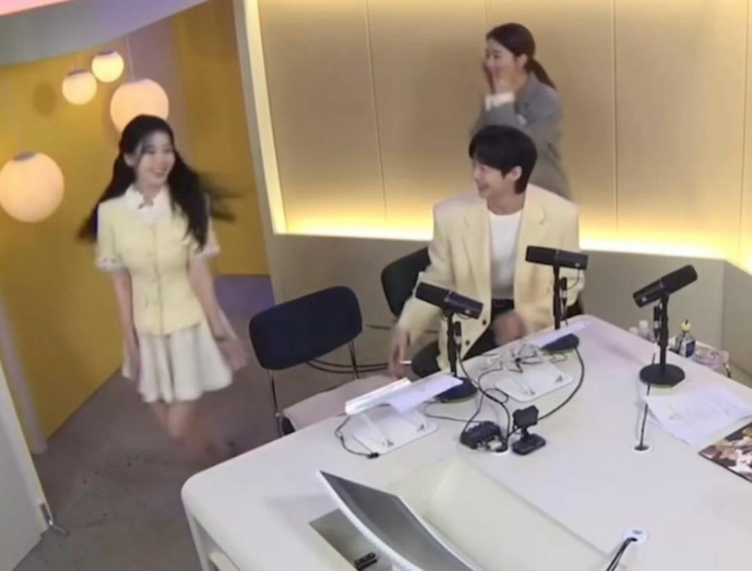 IU转圈给刘仁娜展示小裙子李知恩在节目里转圈展示小裙子给闺蜜刘仁娜看，还是充满少