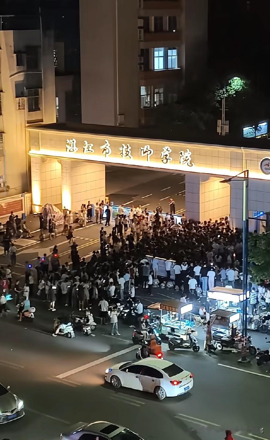 湛江中考公布后，家长连夜在技校门口排队
 
夜幕早已深沉，湛江市技师学院大门口早