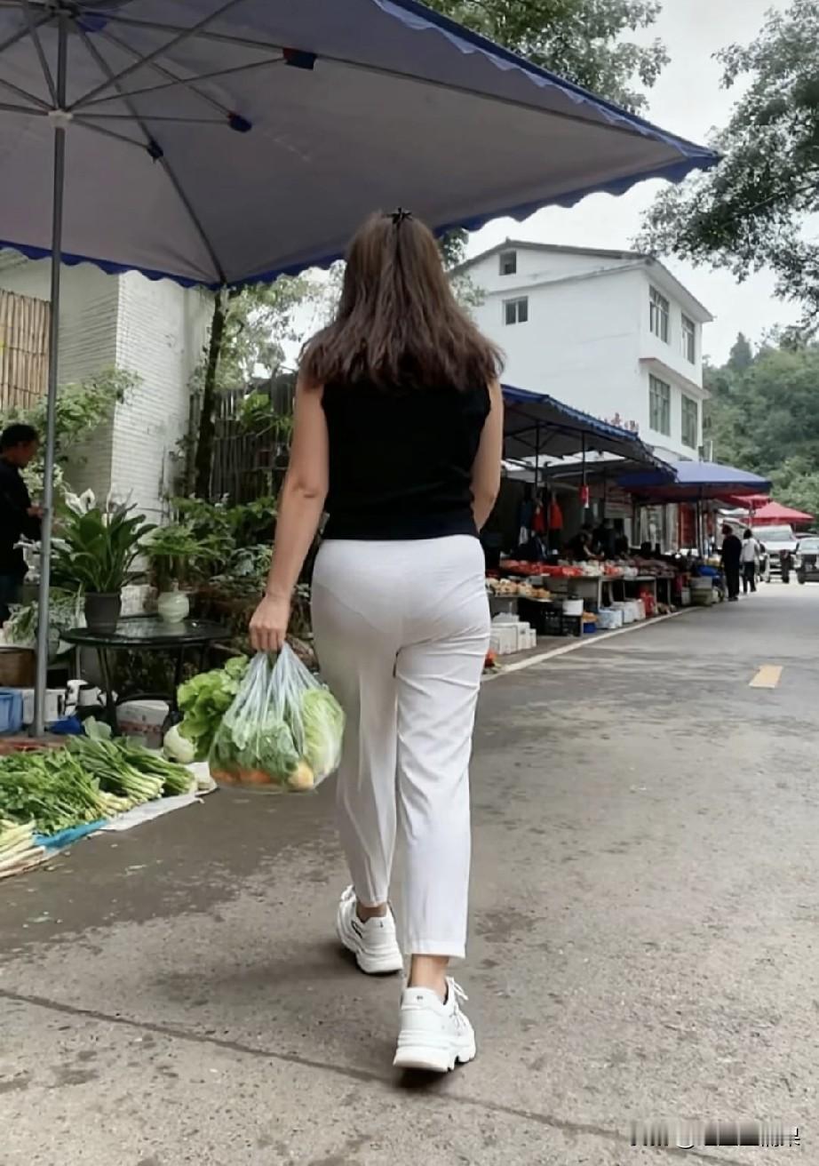 今天来小姨家做客，小姨准备亲自下厨给我做饭，然后一起下楼到市场上买菜。
一年多没