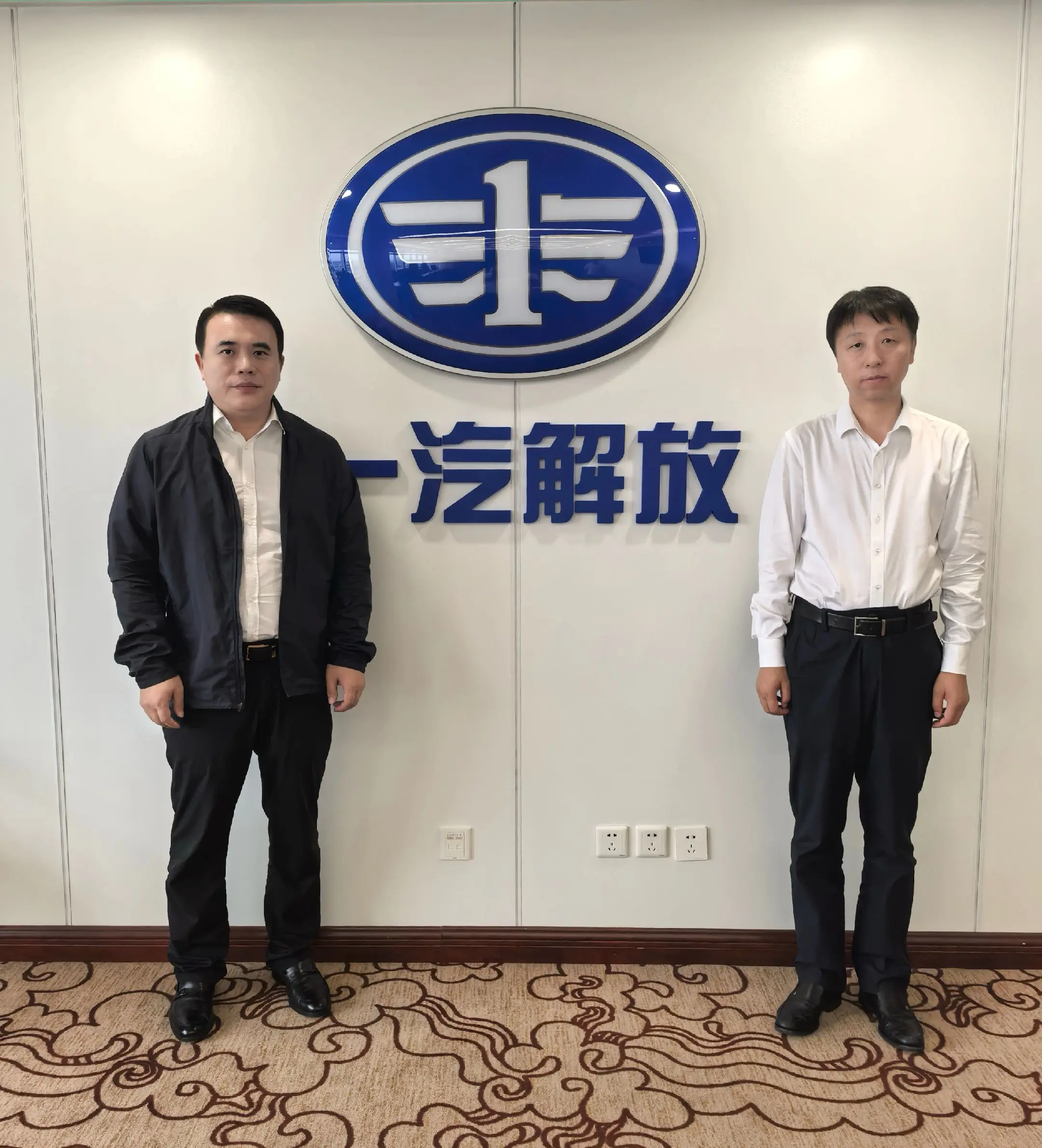 一汽解放汽车有限公司总经理于长信陪同秸秆控股集团董事长彭飞参观考察一汽...