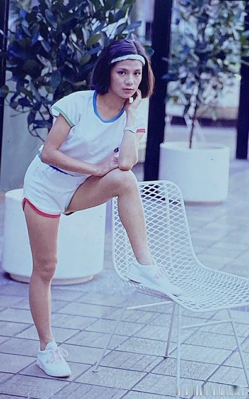 🎆翻到一组翁美玲早年夏日私服旧照，简简单单的清爽运动款上衣，没有精致妆造，松弛