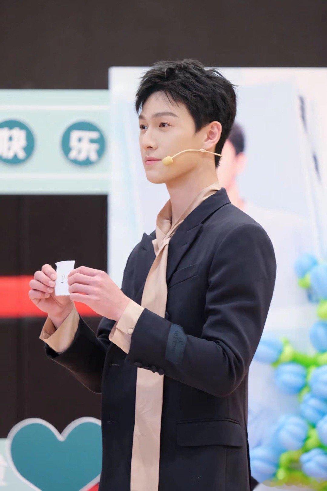 #李昀锐跳whatever#李昀锐完全就是让人眼前一亮，想必你们也会被他跳的wh