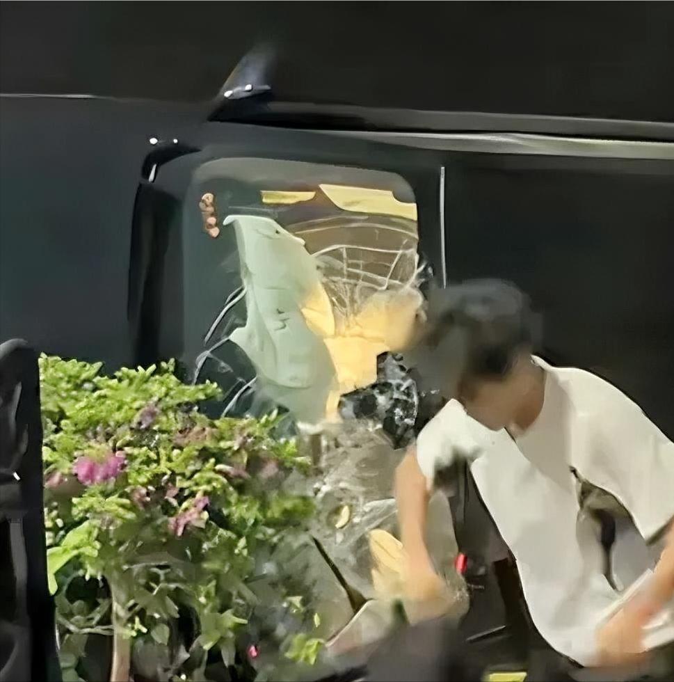 广东汕头街头的一幕，让无数网友破防了！7月7日凌晨3点，18岁小伙小楚骑车路过，