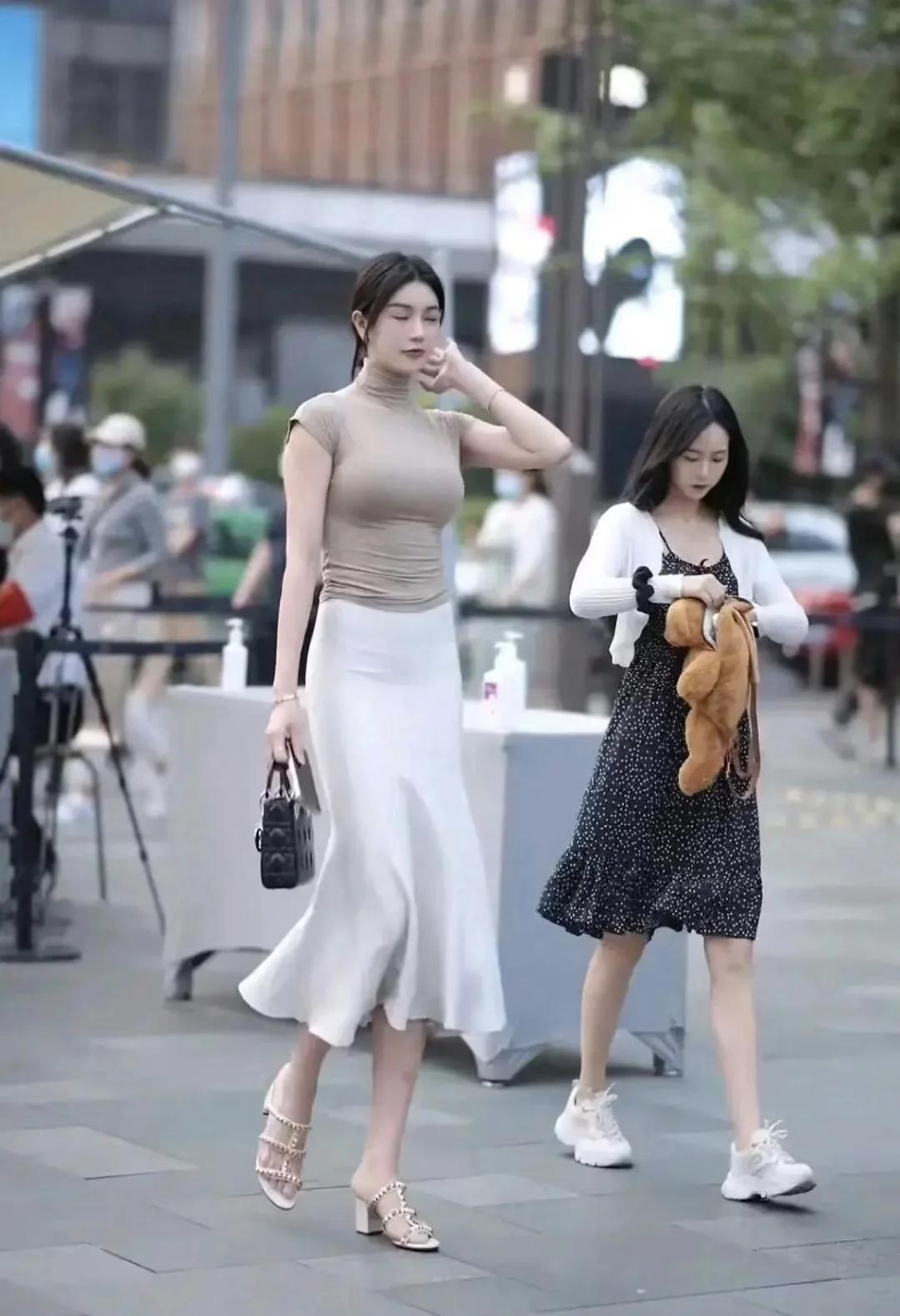 自己的故事自己留着就好，说深了不感动，说浅了又没人信。如无共鸣，沉默即安！