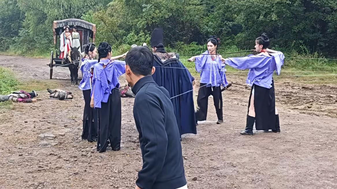 短剧拍摄现场，来看看武林高手是如何一掌打飞所有人的[允悲]