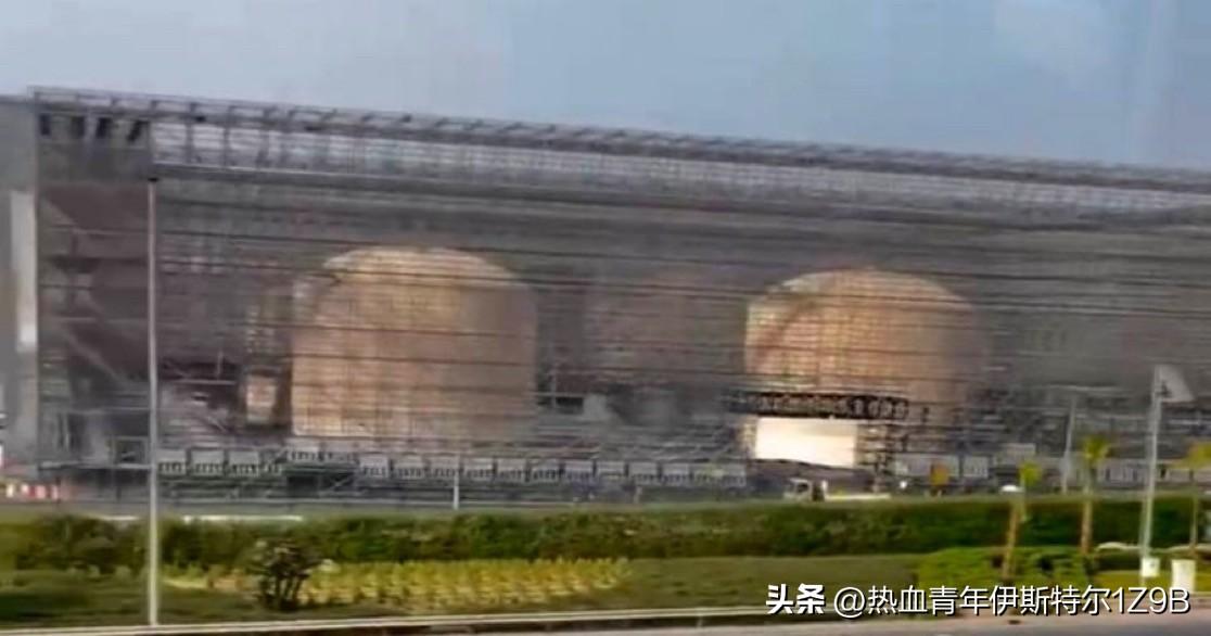 阿联酋已开始用金属笼保护其燃料箱，以抵御无人机袭击。

这些笼子可能为无人机提供