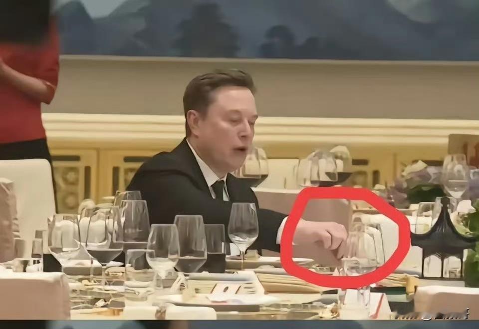 身价接近9000亿美元的马斯克，也是个地地道道的“吃货”。
这次陪同特朗普访华的