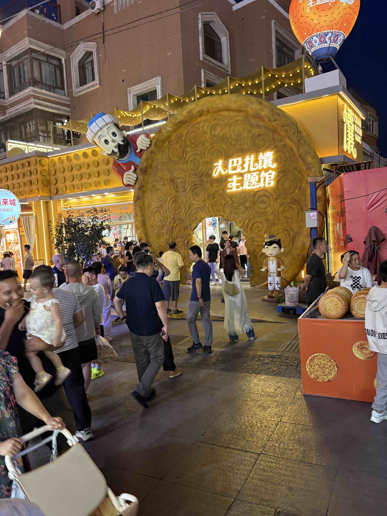 新疆大巴扎真繁华，里里外外摩肩接踵，人头攒动。打车到门口2公里走了25分钟，逛完