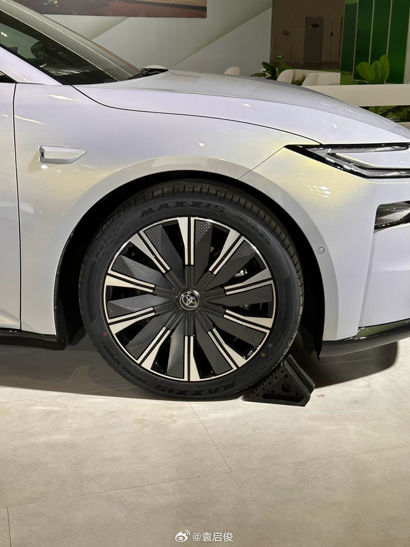 其实目前为止，我还没搞清楚铂智7标配这套20寸轮毂的确定样式，有很大一部分展车是