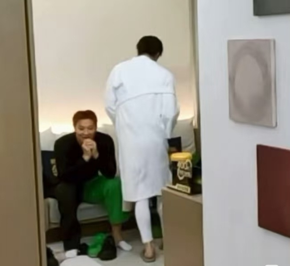 刘耀文的白色秋裤穿搭透着简约的风格，贴合着少年干净利落的气质，洗澡时间最长的习惯