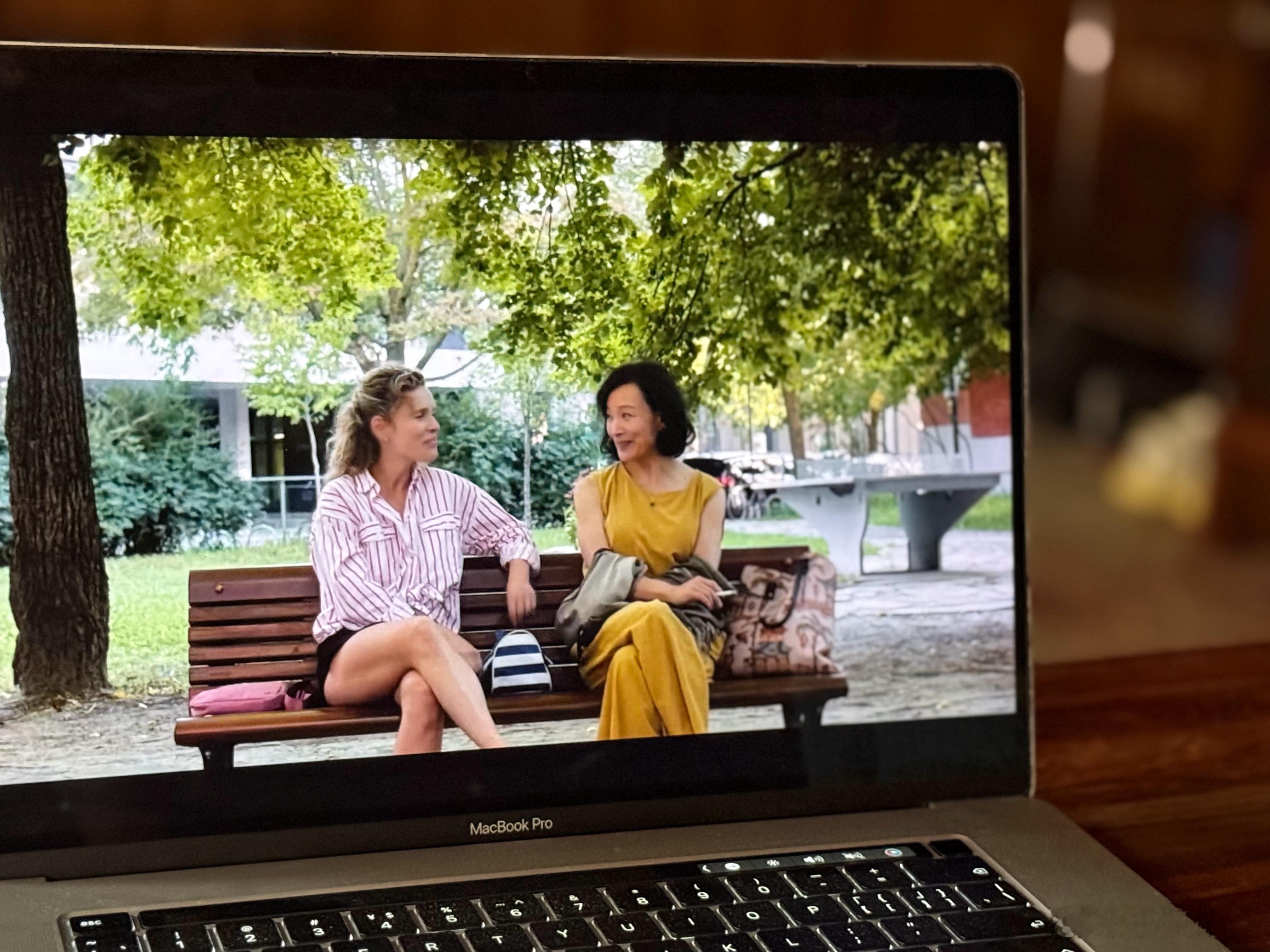陈冲是有神韵的，她演与女孩初见时那种娇羞仍有年轻女子的姿态。影片并无特别出人意料