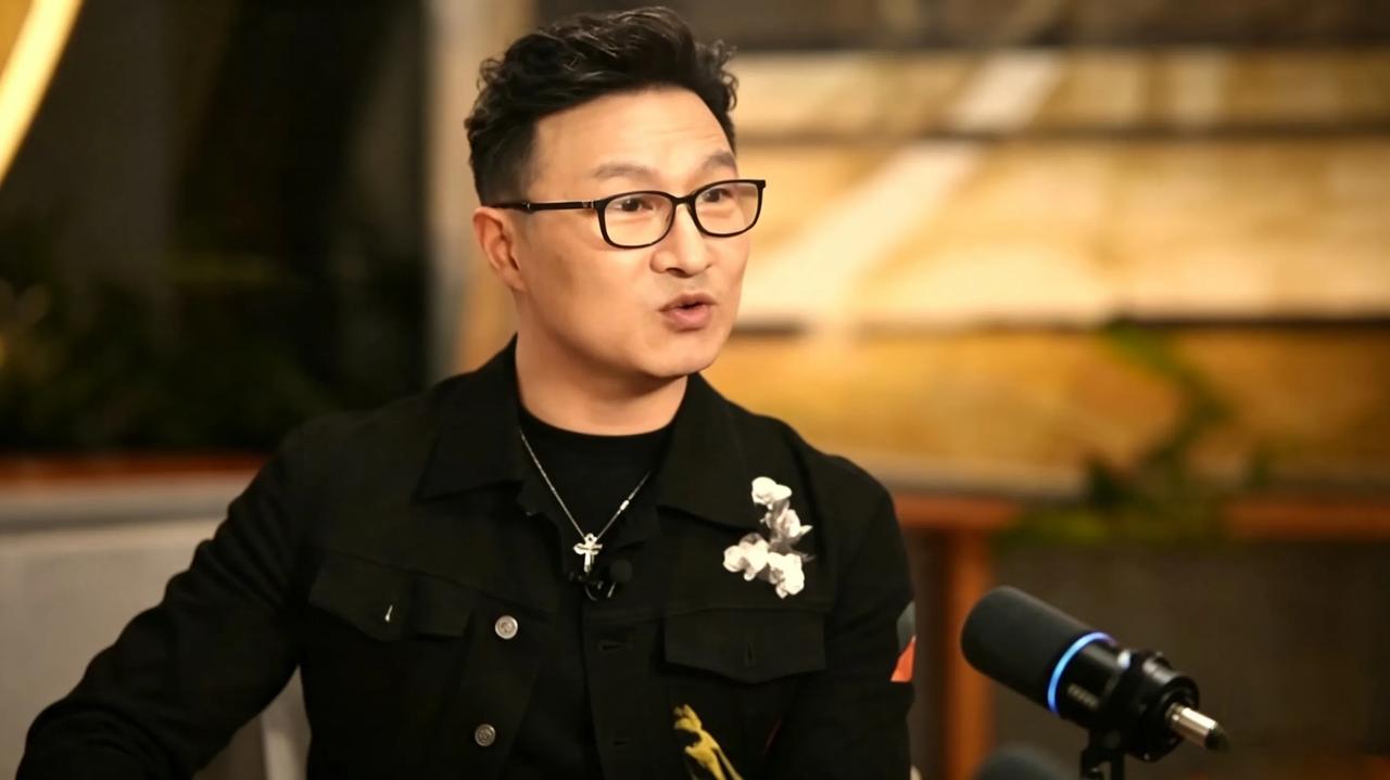 汪峰爆公司引入AI，员工从1100缩减到400人，你怎么看？
 一场播客访谈的几