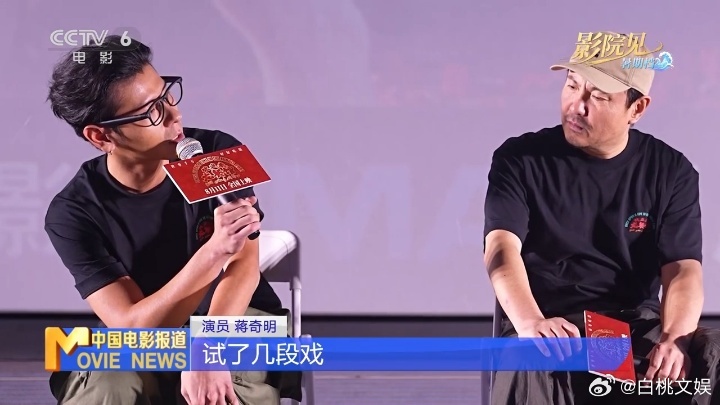 沈腾讲那段时语气特轻松：“第一次聊完觉得不是我。”结果文牧野线下五分钟，他当场改